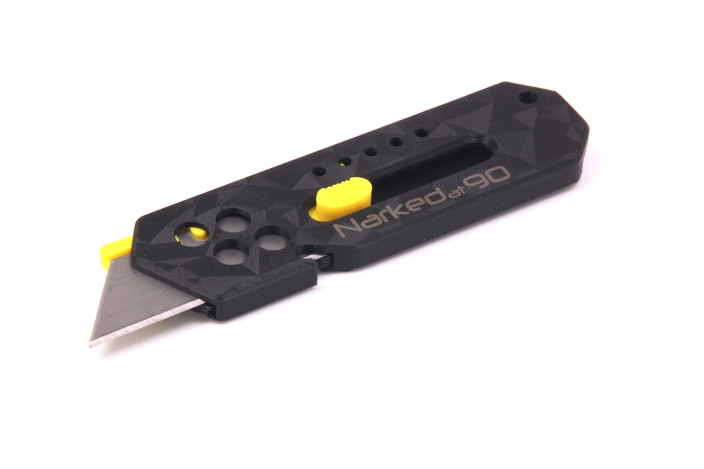 Compact pocket knife in chopped carbon effect