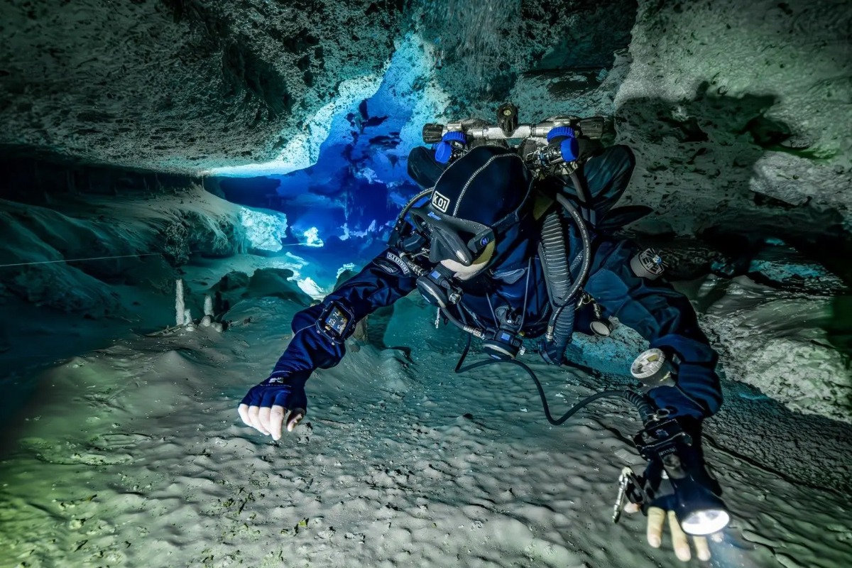 Halcyon handset computer being used on a scuba dive